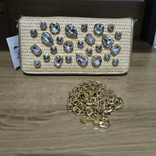 Bolsa pequena nova Schutz, pode ser usada como bolsa de mão ou com alça.