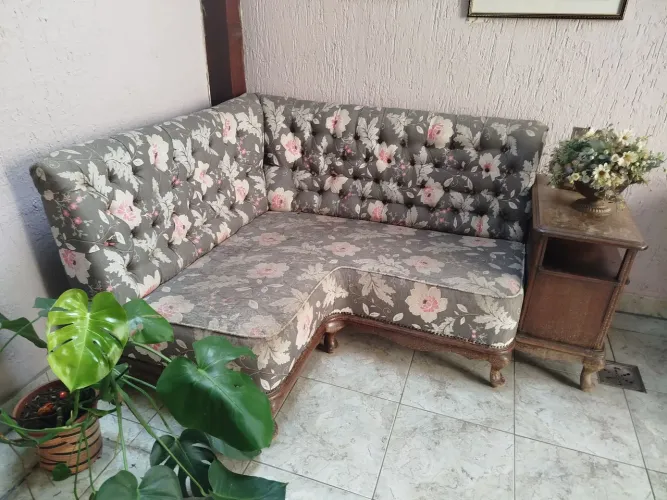 Sofá antigo de canto com mesa lateral