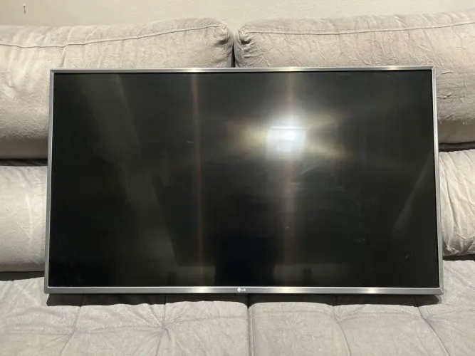 TV LG 4K com defeito - para peças e fonte