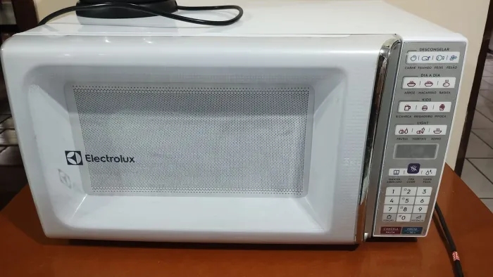 Micro- ondas brando Eletrolux 34litros. Com marcas de uso mas funcionando direitinho.