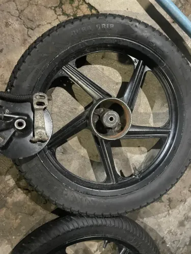 Vendo pneu completo da moto Mottu referência dos pneu dianteiro 3.00-17/ traseiro 2.76-17