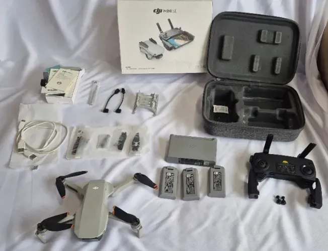 Drone DJI Mini SE combo Fly More com acessórios, caixa e case