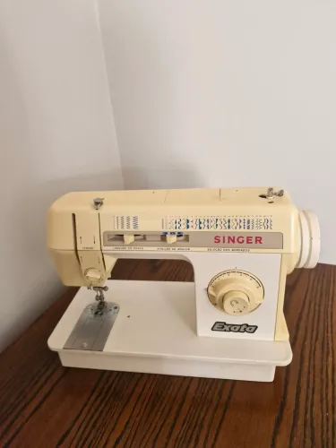 Singer exata 127v