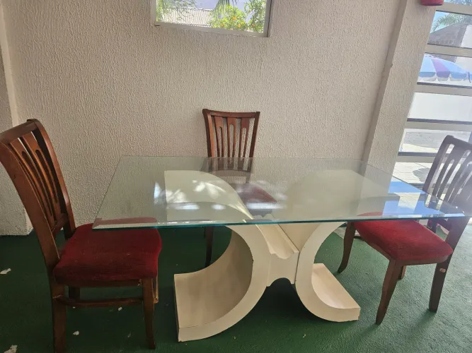 Mesa de jantar,6 lugares .Vidro e madeira.