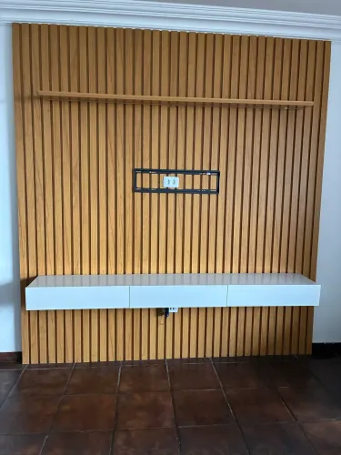 Painel ripado de madeira
