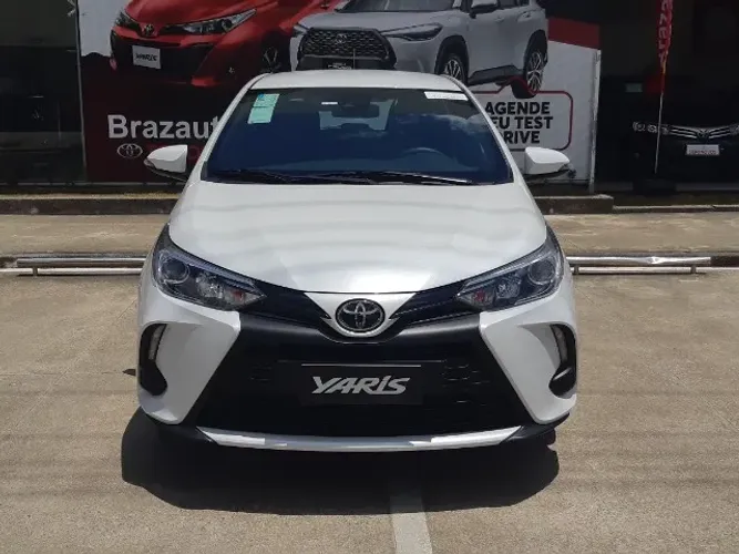 Alugue um Toyota Yaris Hatch - Sem Caução