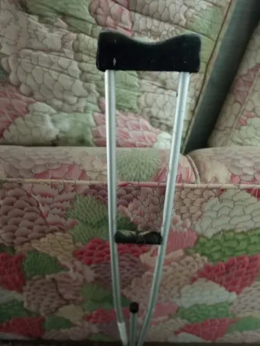 Kit contendo 3 três muletas - 1 de alumínio e as outras duas de madeira