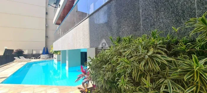 Apartamento de 2 Suítes em Copacabana: Varanda, 2 Vagas e Lazer Completo