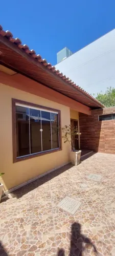 Alugo casa ampla para fins residenciais ou comerciais, na Praia dos Cavaleiros, em Macaé.