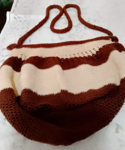 Bolsa de ombro em crochê marrom e bege