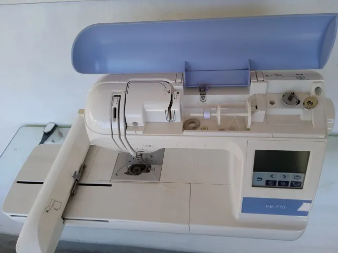 Máquina de costura eletrônica Brother PE-770
