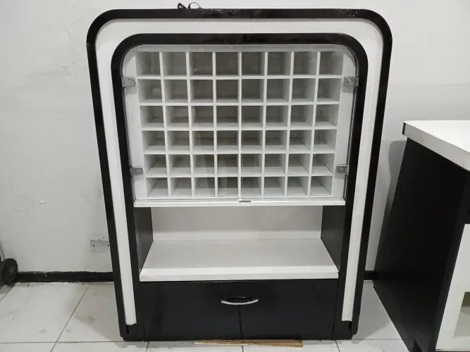 Expositor/ Estante com Gaveta e Porta de Vidro