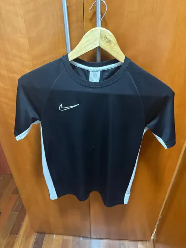 Camiseta para criança da Nike Dri-Fit Preta com Detalhes