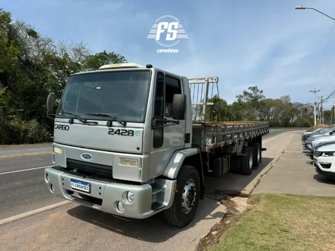 Ford Cargo 2428 6x2 carroceria