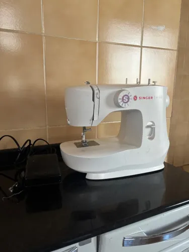 Máquina de Costura Singer M1605  Portátil, Prática e Fácil de Usar