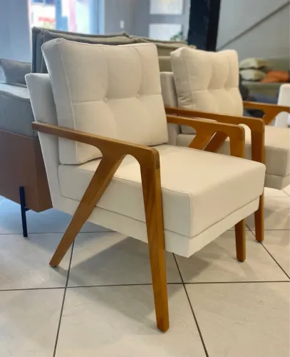 Poltrona Tauari elegante com estrutura em madeira