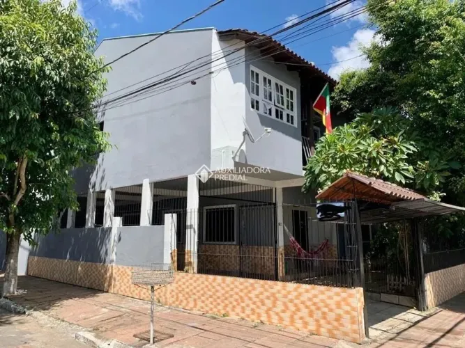 Casa 2 andares, 7 quartos (2 suítes) com churrasqueira, pátio e garagem coberta para 4 car