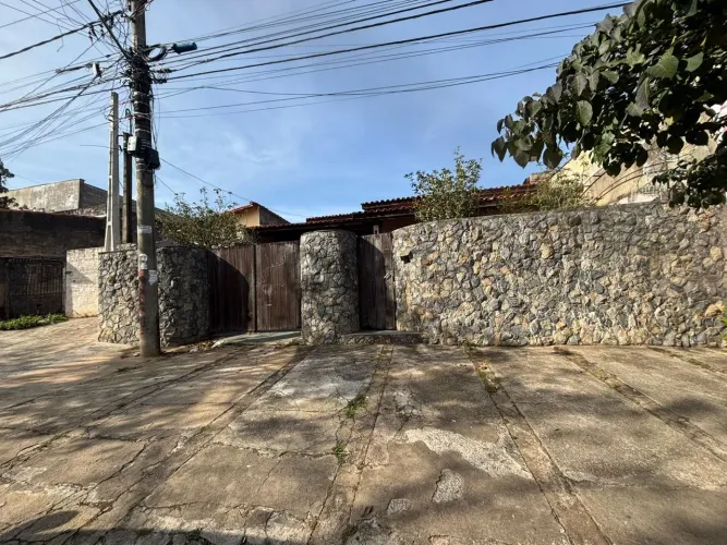Imperdível: Casa de 3 quartos, 1 suíte, 2 salas e 4 vagas na Vila Barão, Sorocaba-SP, 300m