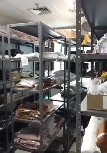 Estantes de aço