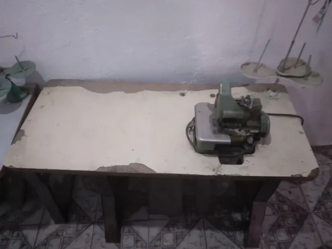 Máquina de costura overlock 