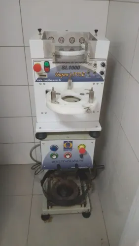 Masseira e maquina modeladora de salgados