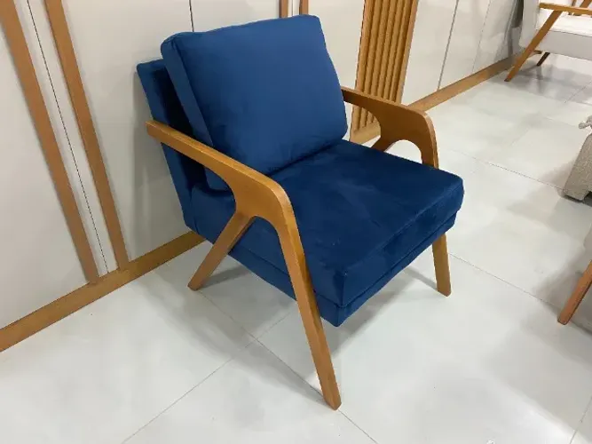 Poltrona em Veludo Azul com Base de Madeira - Conforto e Estilo no Seu Espaço