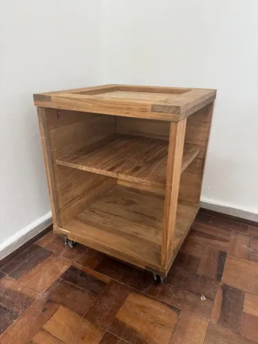 Mesa de cabeceira de madeira com rodinhas