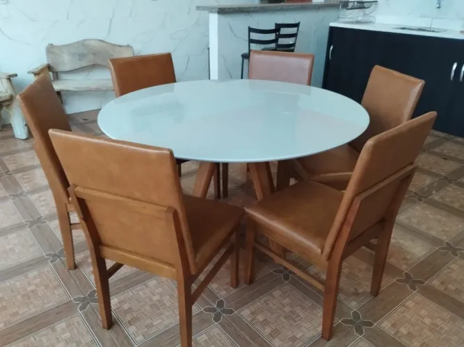Conjunto Mesa Redonda com 6 Cadeiras toda de madeira 