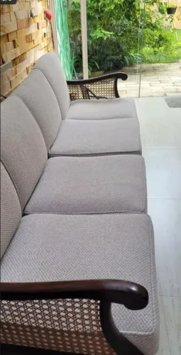Sofá 4 lugares com design clássico