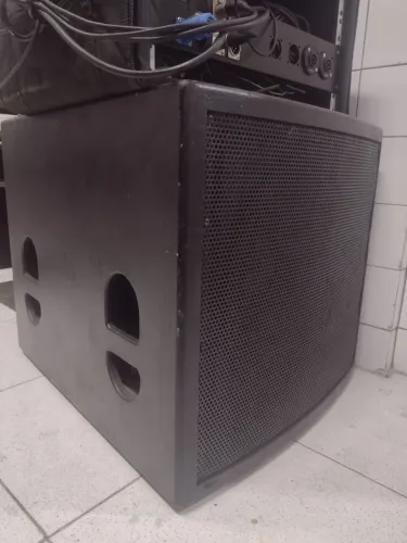 Subwoofer ativo de 18" e 1000 Watts RMS