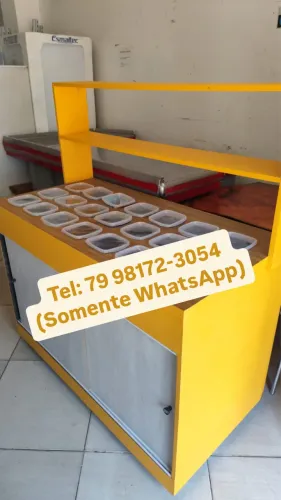 Balcão de complementos de açaí 