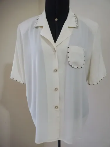 Camisa feminina creme com detalhes