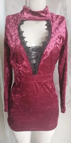 Mini vestido em veludo vinho