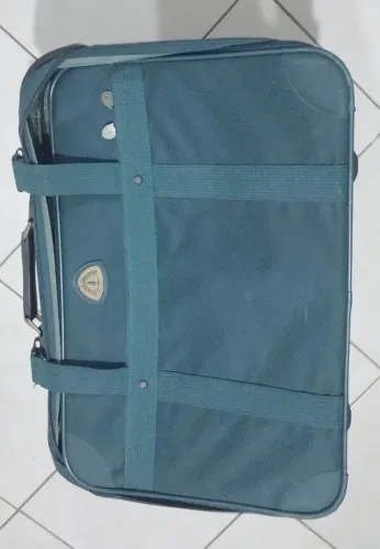 Bolsa com rodinhas e mala