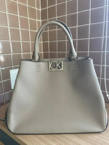 Bolsa calvin klein original bege média com alça ombro e alça transversal