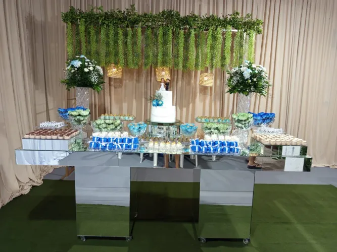 Mesa espelhada para decoração 