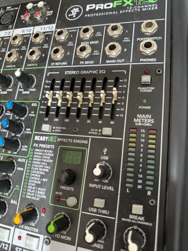 Mesa de som Mackie Profx12 canais