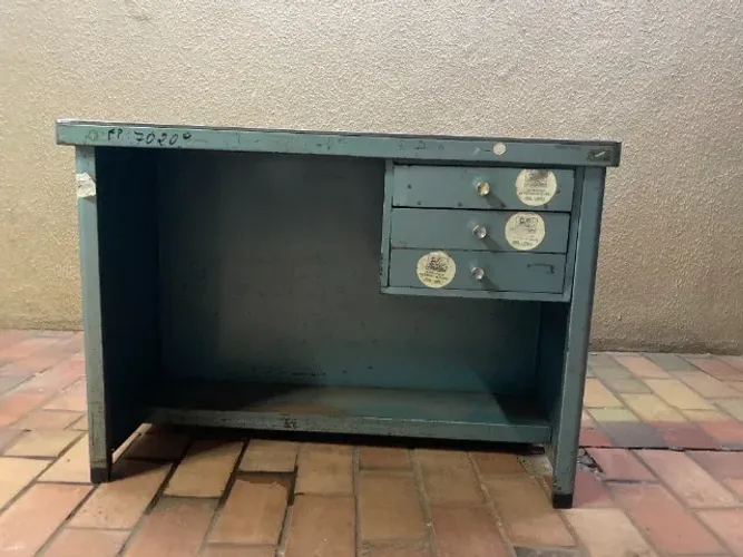 Mesa de metal para uso infantil
