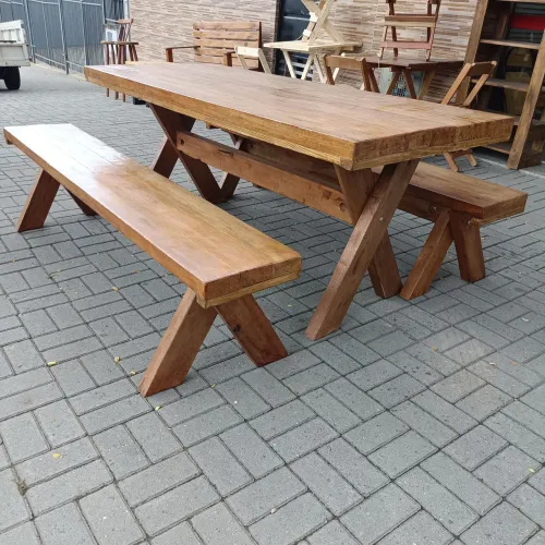 Conjunto de mesa e bancos de madeira rústica