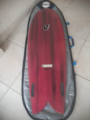Vendo Pranchas! Uma Bi quilhas ( R$ 1.000,00 reais) e uma prancha 6,4 (R$ 480,00 reais).