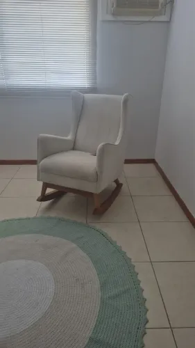 Cadeira de Amamentação com Balanço