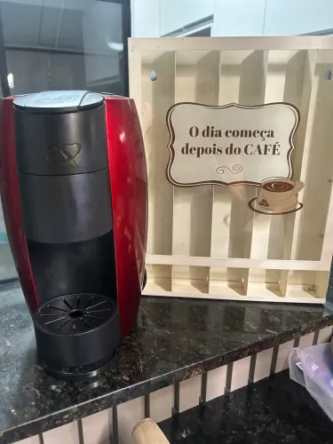 Cafeteira Três e Porta capsulas