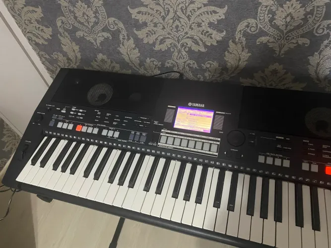 Teclado Yamaha PSR- S550 usado