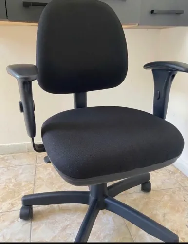 Cadeira de Escritório / Home Office Giratória com Ajustes
