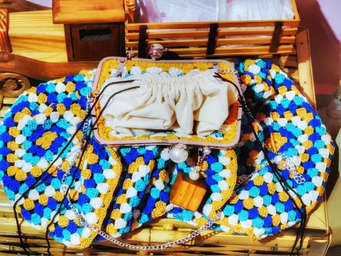Bolsa de crochê com fecho da vovó e chaveiro de dado em madeira. Possui bolsa forro e alça