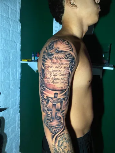Troco tatuagens por objetos de valor.