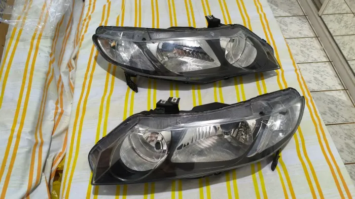 Par farol Honda New Civic g8 2007/2011 usado com detalhe apenas no direito