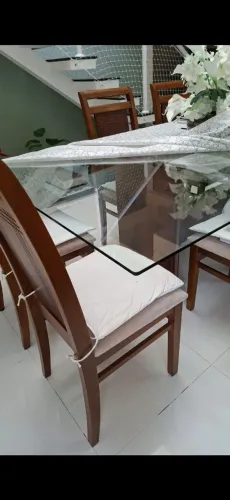 Mesa de jantar com 8 cadeiras de madeira e tampão de vidro sobre medida