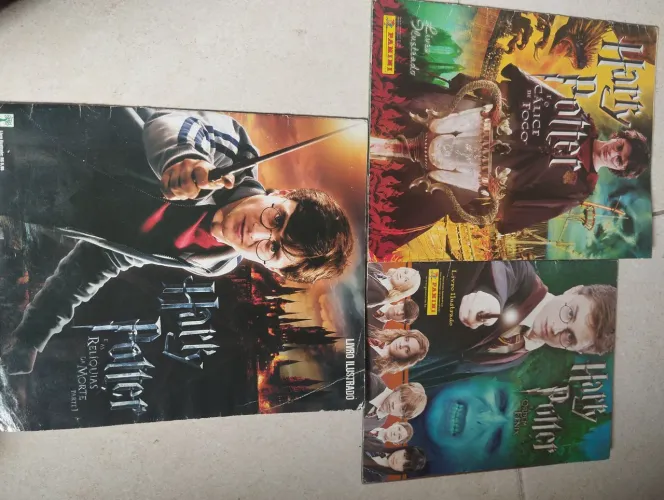 Vendo três álbuns de figurinhas Harry Potter (Panini) semi-novo