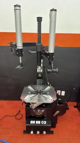 Desmontadora e Montadora de Pneus aro 12 a 24" - 220v mono